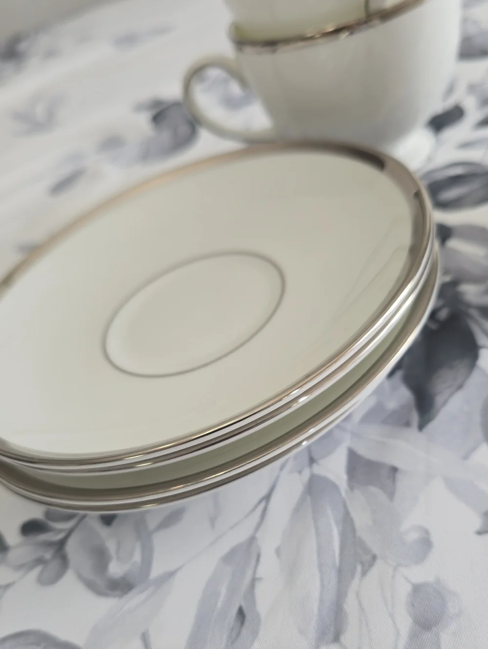Wedgwood Bone China 4 Cups 4 Saucers Carlyn Made In England White